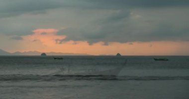 Gün batımında deniz ya da okyanus üzerinde ışık hızının artması. Tropik iklimde sıcak yaz havası. Panoramik hareket.