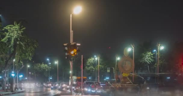 Hiperlapso del tráfico nocturno de la ciudad en la intersección de calles. Timelapse del movimiento de coches y motos. — Vídeo de stock