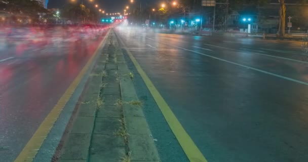 Sokak kavşağında gece trafiğinin aşırı hızlanması. Arabaların ve motorsikletlerin hareket zamanı. — Stok video