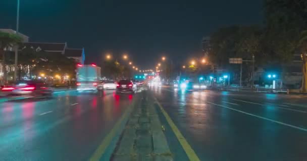 Sokak kavşağında gece trafiğinin aşırı hızlanması. Arabaların ve motorsikletlerin hareket zamanı. — Stok video