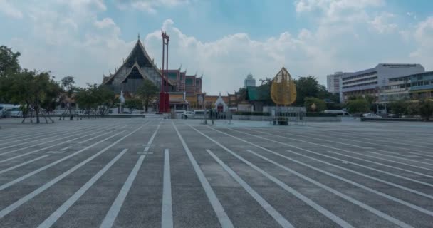 Timelapse del Templo Wat Suthat, vista desde Larn Kon Mueng. Bangkok, Tailandia. NOV 21, 2018 — Vídeo de stock