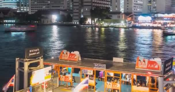Timelapse du maharaj portuaire et zone de ferry sur la rivière Chao Phraya. Illumination nocturne à Bangkok, Asie, Thaïlande, NOV 22, 2018 — Video