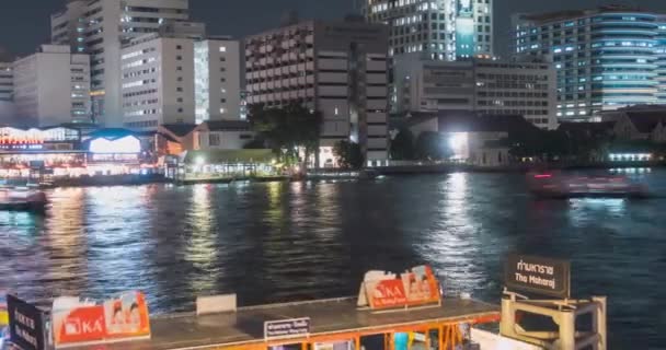 Timelapse del puerto de Maharaj y la zona del ferry en el río Chao Phraya. Iluminación nocturna en Bangkok, Asia, Tailandia, 22 NOV 2018 — Vídeos de Stock