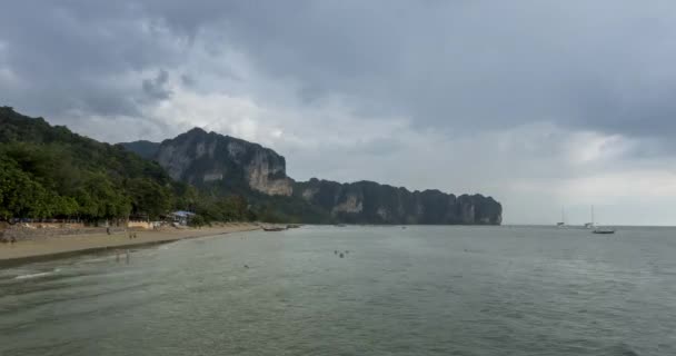 Zeitraffer von Regenwolken über Strand und Meereslandschaft mit Booten. Tropischer Sturm im Ozean. — Stockvideo