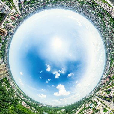 Kesişen yollar, evler, binalar, parklar ve otoparklar olan havacılık şehri manzarası. Güneşli yaz panoramik resmi