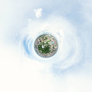 Kesişen yollar, evler, binalar, parklar ve otoparklar olan havacılık şehri manzarası. Güneşli yaz panoramik resmi