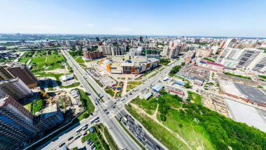 Kesişen yollar, evler, binalar, parklar ve otoparklar olan havacılık şehri manzarası. Güneşli yaz panoramik resmi