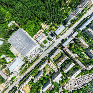 Kesişen yollar, evler, binalar, parklar ve otoparklar olan havacılık şehri manzarası. Güneşli yaz panoramik resmi