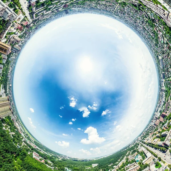 Vista aérea da cidade com encruzilhada e estradas, casas, edifícios, parques e estacionamentos. Verão ensolarado imagem panorâmica — Fotografia de Stock