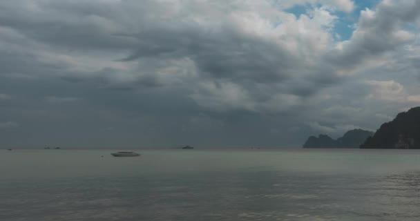Zeitraffer von Regenwolken über Strand und Meereslandschaft mit Booten. Tropischer Sturm im Ozean. — Stockvideo