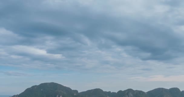 Temps écoulé des nuages de jour sur la magnifique baie de Phi Phi paysage insulaire avec des bateaux. Lagune d'Andaman. — Video