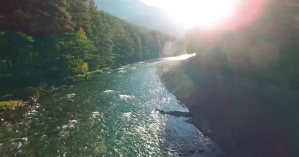 Vuelo en medio del aire sobre un río de montaña fresco y limpio en la soleada mañana de verano — Vídeo de stock