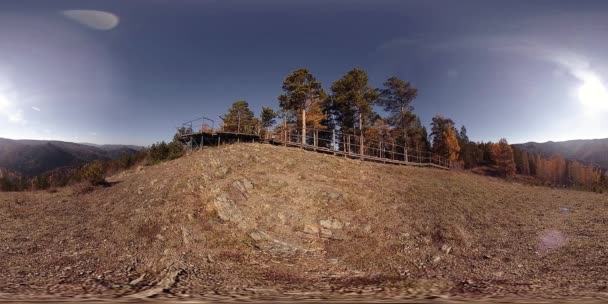 Realtà virtuale 4K 360 VR di una bellissima scena di montagna in autunno. Montagne russe selvagge . — Video Stock