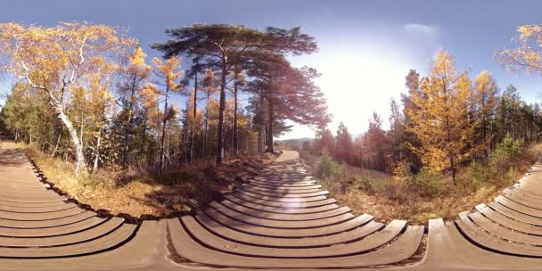 4k 360 Vr virtual Reality för en härligt berg scen på höstens gång. Vilda ryska berg. — Stockvideo