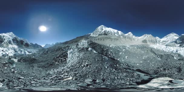 360 vr del campo base dell'Everest al ghiacciaio Khumbu. Valle di Khumbu, parco nazionale Sagarmatha, Nepal dell'Himalaya. Circuito EBC vicino Gorak Shep. — Video Stock