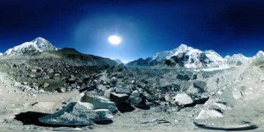Khumbu Buzulu 'ndaki Everest Üssü' nün 360. Khumbu Vadisi, Sagarmatha Ulusal Parkı, Himalayalar 'ın Nepal' i. Gorak Shep yakınlarındaki EBC rotası.