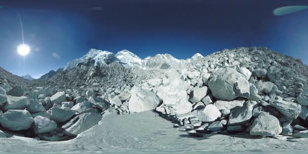 Khumbu Buzulu 'ndaki Everest Üssü' nün 360. Khumbu Vadisi, Sagarmatha Ulusal Parkı, Himalayalar 'ın Nepal' i. Gorak Shep yakınlarındaki EBC rotası. — Stok video