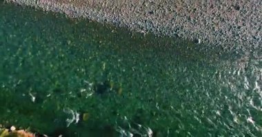 Güneşli yaz sabahında kayalarla birlikte taze, hızlı dağ nehri üzerinde alçak irtifa uçuşu..