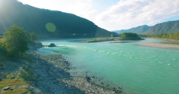 Volo a bassa quota sul fresco fiume di montagna veloce con rocce al soleggiato mattino d'estate. — Video Stock