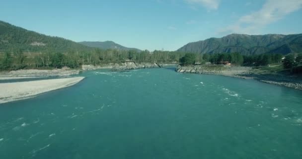 日当たりの良い夏の朝に岩と新鮮な速い山の川の上の低高度飛行. — ストック動画