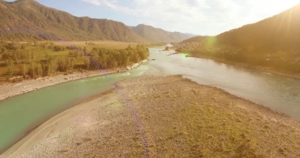 Volo a bassa quota sul fresco fiume di montagna veloce con rocce al soleggiato mattino d'estate. — Video Stock