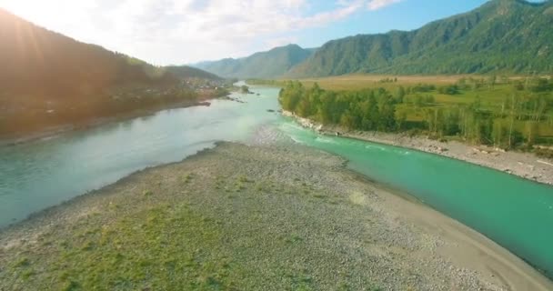 Volo a bassa quota sul fresco fiume di montagna veloce con rocce al soleggiato mattino d'estate. — Video Stock