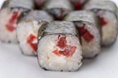 Japon Gıda Restoran, sushi maki gunkan rulo levha veya plakalı ayarlayın. Sushi seti ve kompozisyon