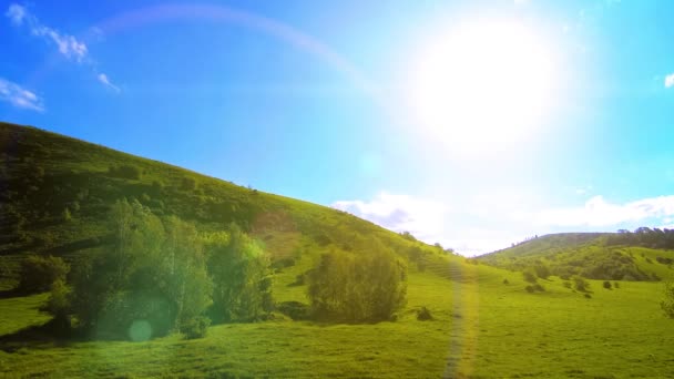 4K UHD montagna prato timelapse durante l'estate. Nuvole, alberi, erba verde e raggi del sole movimento. — Video Stock