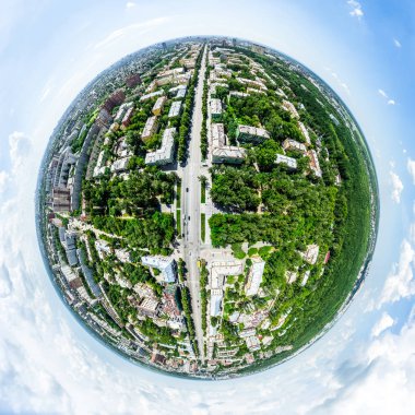 Kesişen yollar, evler, binalar, parklar ve otoparklar olan havacılık şehri manzarası. Güneşli yaz panoramik resmi