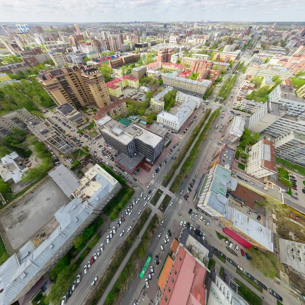 Kesişen yollar ve yollar olan havacılık şehri manzarası, binalar. Helikopter vuruldu. Panoramik resim.