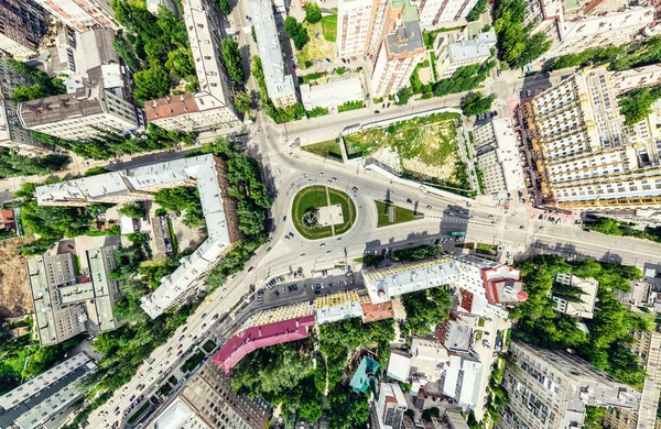 Vista aérea da cidade com encruzilhada e estradas, casas, edifícios, parques e estacionamentos. Verão ensolarado imagem panorâmica — Fotografia de Stock