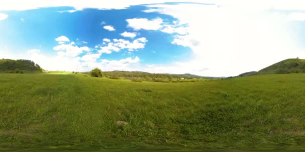 360 VR de um belo cume do prado da montanha no verão ou no outono. Nuvens, relva verde e raios solares. — Vídeo de Stock