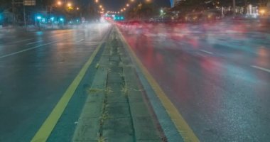 Sokak kavşağında gece trafiğinin aşırı hızlanması. Arabaların ve motorsikletlerin hareket zamanı.