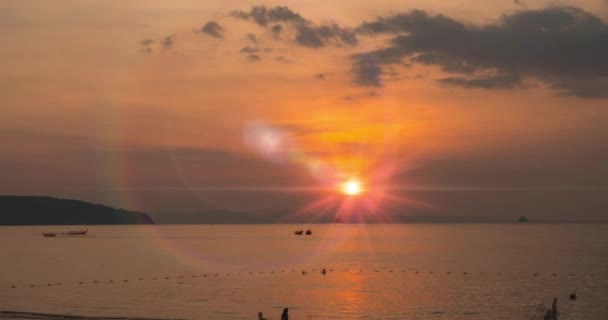 Upadek światła nad morzem lub oceanem o zachodzie słońca. Gorąca letnia pogoda w Tropikach. Ruch panoramiczny. — Wideo stockowe