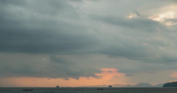 Zeitraffer von Lichtstrahlen über dem Meer oder Ozean bei Sonnenuntergang. Heißes Sommerwetter bei tropischem Wetter. Panoramabewegung. — Stockvideo