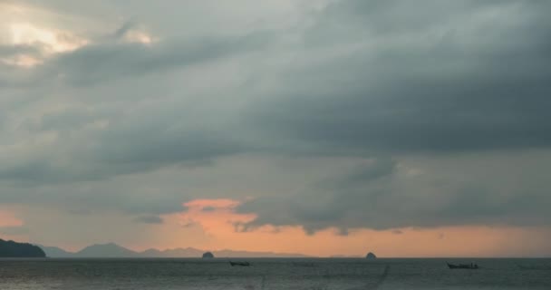 Tidsfördröjning av ljusstrålar över havet eller havet vid solnedgången. Varmt sommarväder vid tropiska havet. Panoramarörelse. — Stockvideo