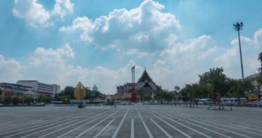 Wat Suthat Tapınağı'nın timelapse, Larn Kon Mueng görünümü. Bangkok, Tayland. Kasım 21, 2018