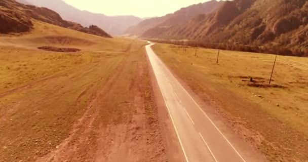 Let přes horskou asfaltovou silnici a louku — Stock video