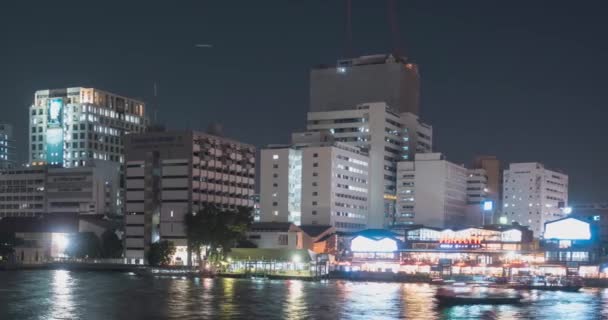 Timelapse van de haven maharadj en veerboot gebied op Chao Phraya River. Nachtverlichting in Bangkok, Azië, Thailand, NOV 22, 2018 — Stockvideo