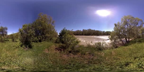 UHD 4K 360 VR Virtuell verklighet av en flod rinner över klippor i vackra fjällskogslandskap — Stockvideo