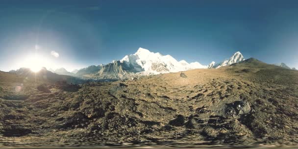 360 vr vista panorâmica do pôr do sol sobre Kala Patthar. Monte Everest e vale do Khumbu, Nepal dos Himalaias. Gorak Shep — Vídeo de Stock