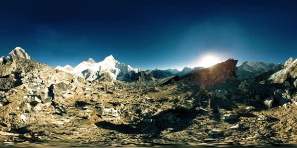 360 vr panoramiczny widok na zachód słońca nad Kala Patthar. Mount Everest i dolina Khumbu, Nepal Himalajów. Owce gorak — Wideo stockowe