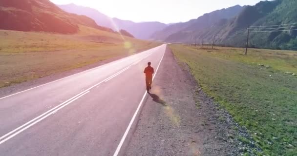 Nízká nadmořská výška letu před sportovním mužem v perfektní asfaltové silnici — Stock video