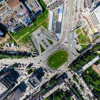 Kesişen yollar ve yollar olan havacılık şehri manzarası, binalar. Helikopter vuruldu. Panoramik resim.