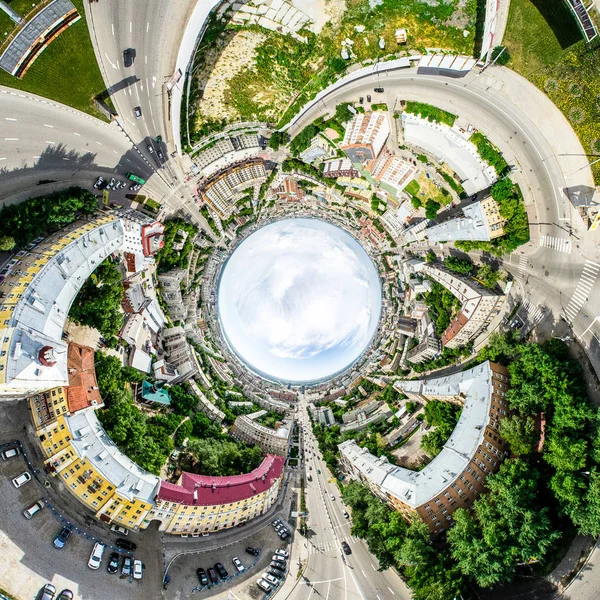 Uitzicht op de stad vanuit de lucht met kruispunten en wegen, huizen, gebouwen, parken en parkeerplaatsen. Zonnige zomer panoramisch beeld — Stockfoto