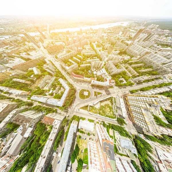 Vista aérea de la ciudad con encrucijadas y caminos, casas, edificios, parques y estacionamientos. Imagen panorámica soleada de verano — Foto de Stock