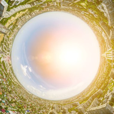Kesişen yollar, evler, binalar, parklar ve otoparklar olan havacılık şehri manzarası. Güneşli yaz panoramik resmi