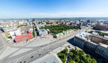 Yolları, evleri ve binaları olan havacılık şehri manzarası.