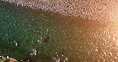 Güneşli yaz sabahında temiz ve taze bir dağ nehri üzerinde uçuşun ortasındayız. Dikey hareket