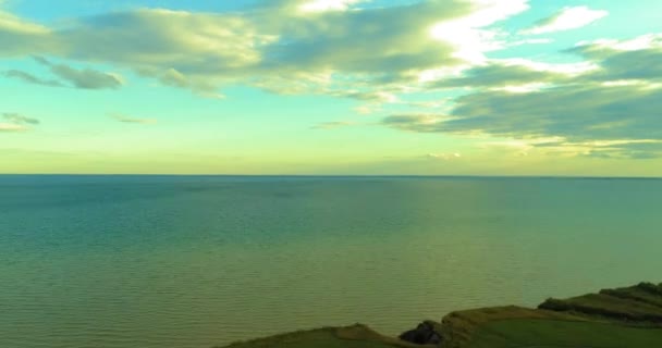 Hiperlapso aéreo de puesta de sol y nubes sobre la costa del mar. El dron Timelapse vuela cerca de la orilla del océano. Movimiento horizontal de alta velocidad . — Vídeo de stock